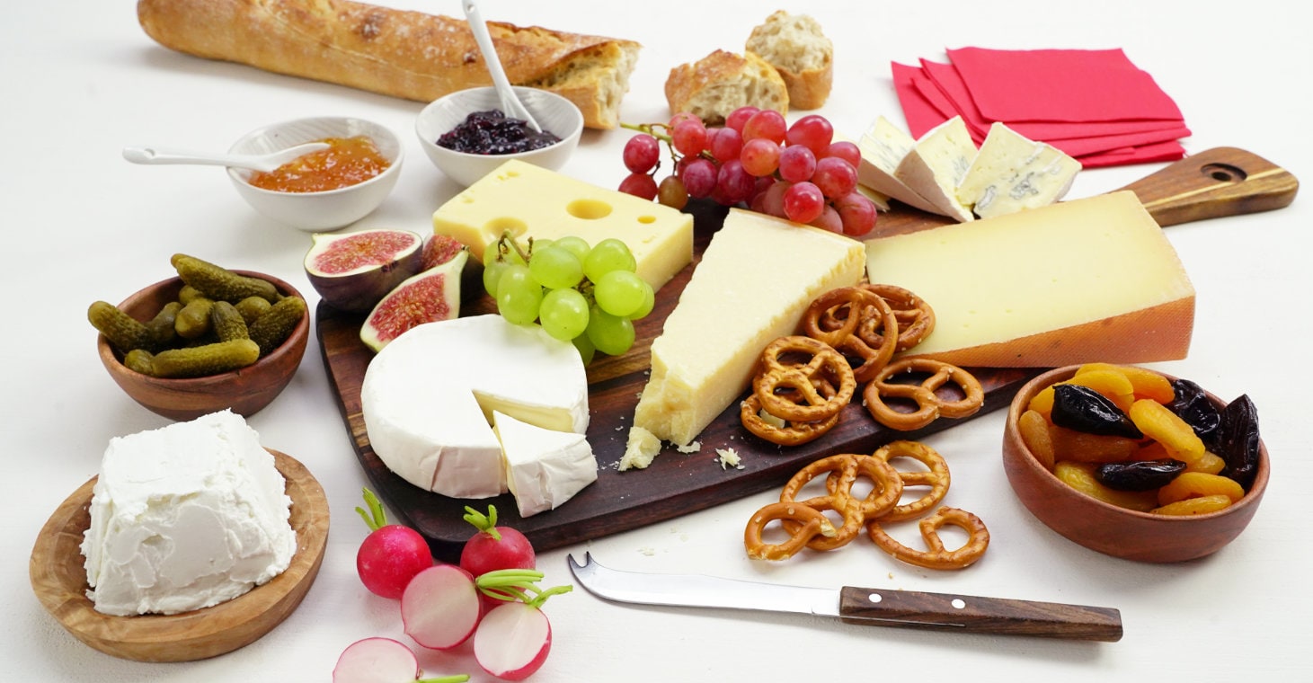 Auswahl verschiedener Käse auf einer Platte