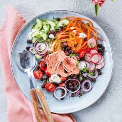 Frühlingssalat mit Kichererbsen und Lyoner