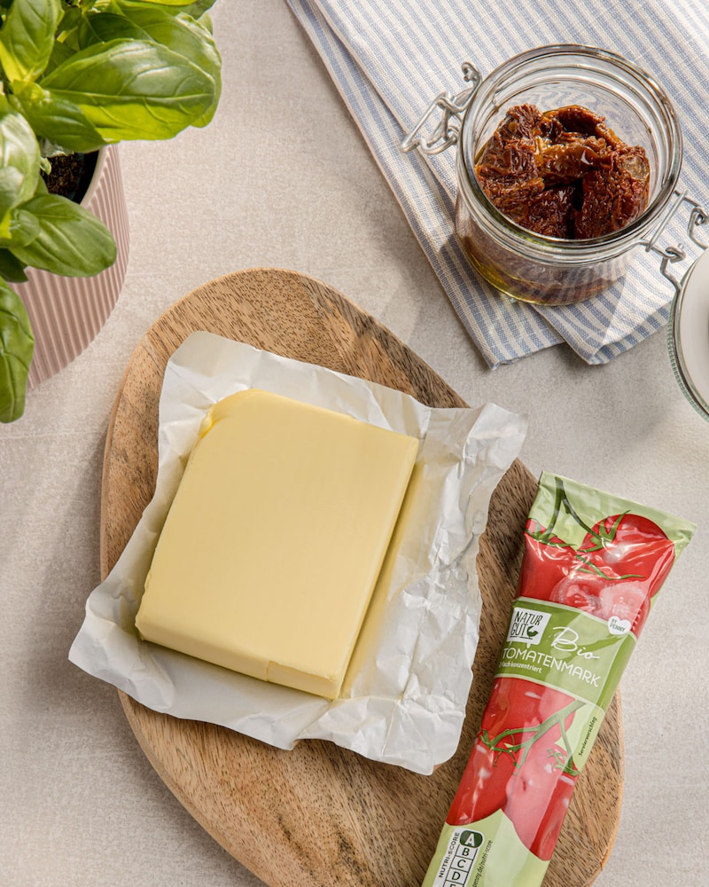 Dieses Bild zeigt die Butter und das Tomatenmark.