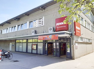 Sie sehen den Eingang vom Penny Markt in Taufkirchen, Lindenring 3