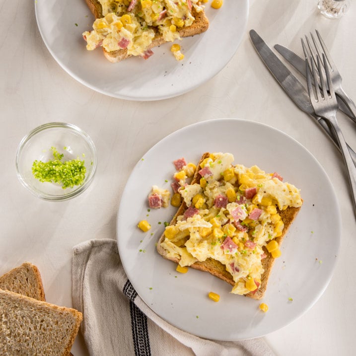 Dieses Bild zeigt unser Rühreibrot mit Salami.