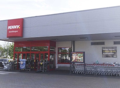 Sie sehen den Eingang vom Penny Markt in Leipzig/Gruenau-Nord, Ratzelstraße 166