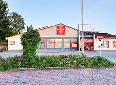 Sie sehen den Eingang vom Penny Markt in Welden Uzstr. 41