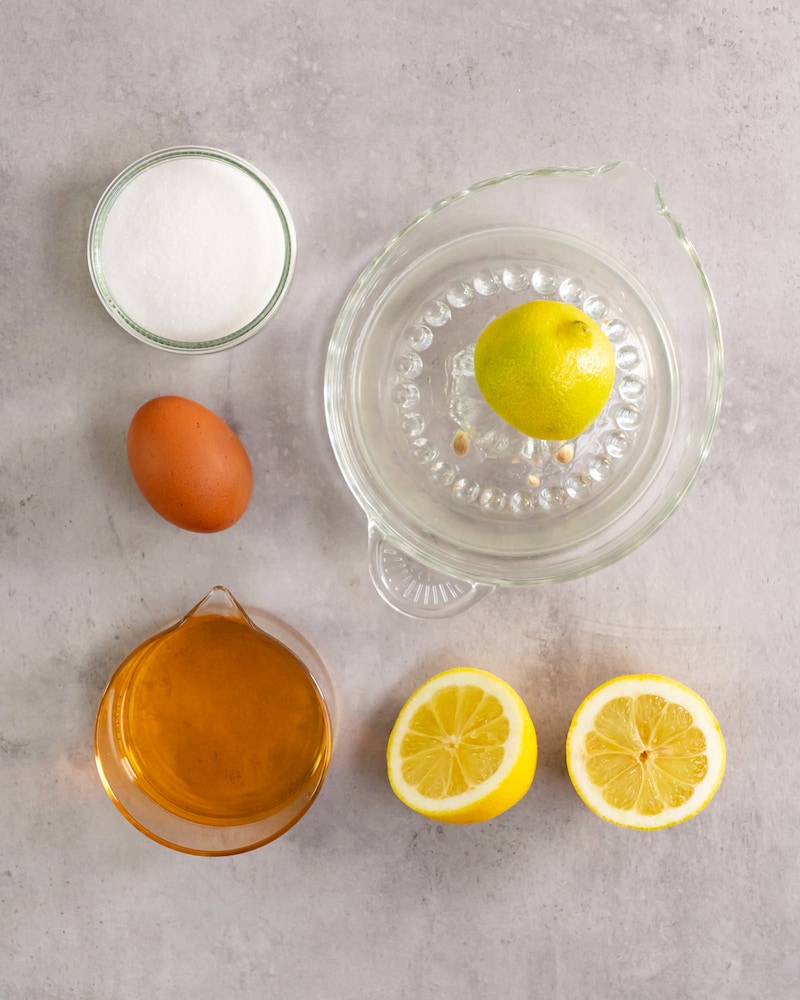 Dieses Bild zeigt die Zutaten für den Whiskey Sour.