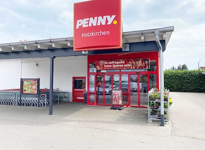 Sie sehen den Eingang vom Penny Markt in Holzkirchen, Industriestr. 35