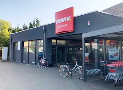 sie sehen den Eingang vom Penny Markt in Köln-Ostheim Rösrather Str.64 /Hardgenb. Kirchw.
