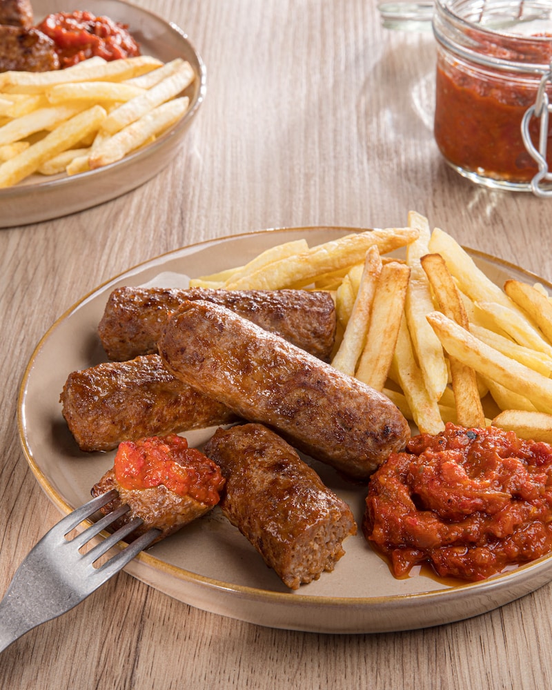 Dieses Bild zeigt die fertigen Cevapcici mit Ajvar.