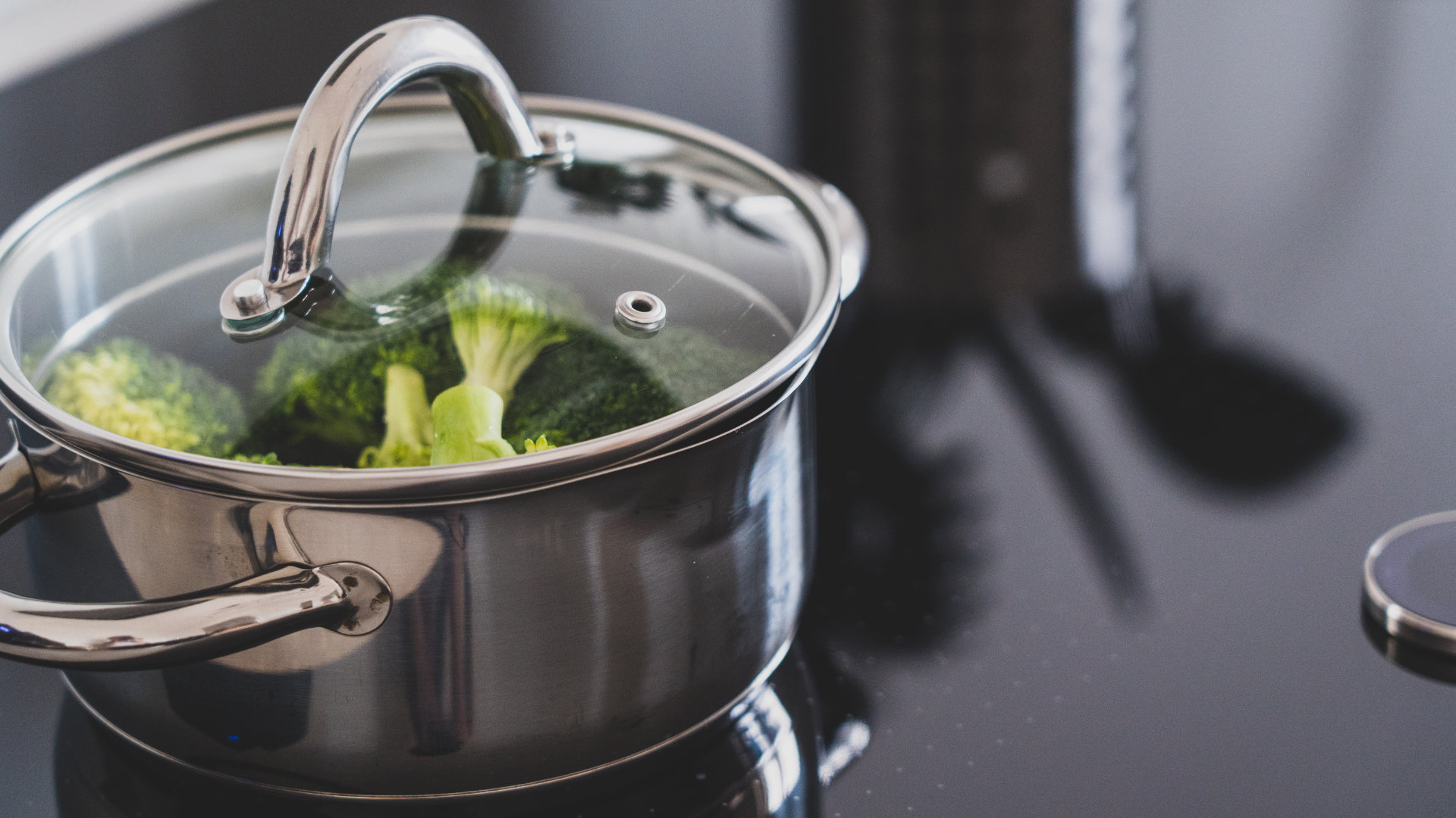 Kochtopf mit Deckel gefüllt mit Brokkoli
