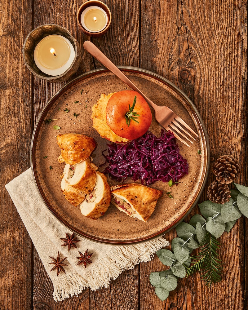Maishähnchen mit Bratapfel-Kartoffeln und Rotkohl