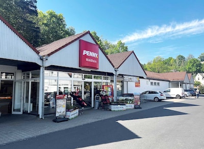 Sie sehen den Eingang vom Penny Markt in Waldheim Steinstr. 3