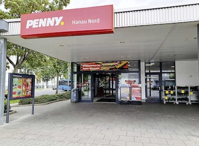 Sie sehen den Eingang vom Penny Markt in Hanau Lamboystr. 64b