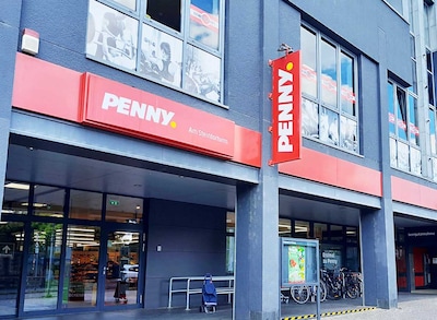 Sie sehen den Eingang vom Penny Markt in Brandenburg Jacobstr. 2-3