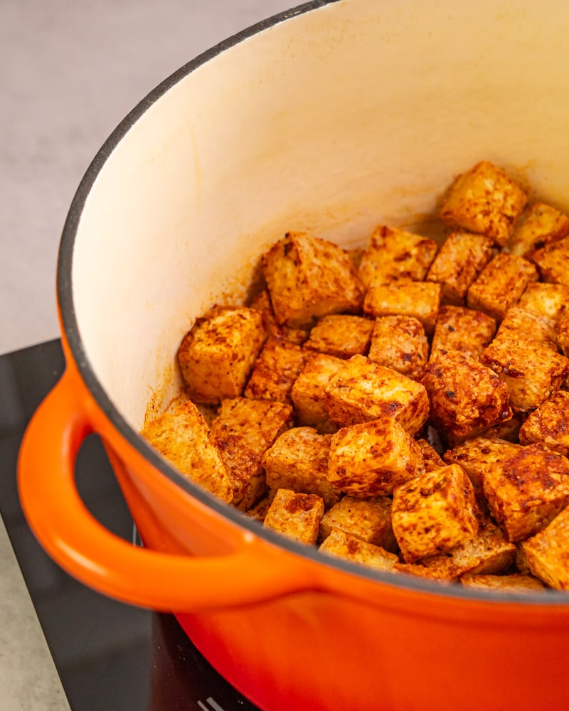 Dieses Bild zeigt wie der Tofu angebraten wird.