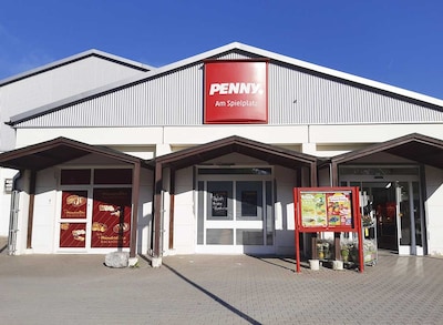 Sie sehen den Eingang vom Penny Markt in Adorf Lessingstr. 34