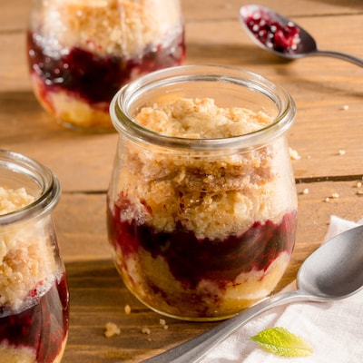 Dieses Bild zeigt unser fruchtiges Beeren-Crumble vom Grill.