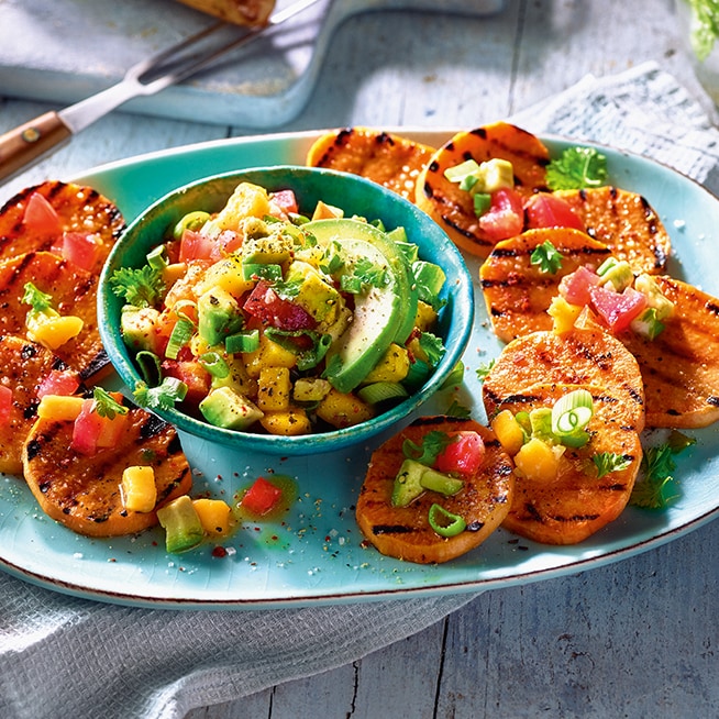  Einfach und lecker: Gegrillte Süßkartoffeln mit Avocado-Mango-Salsa
