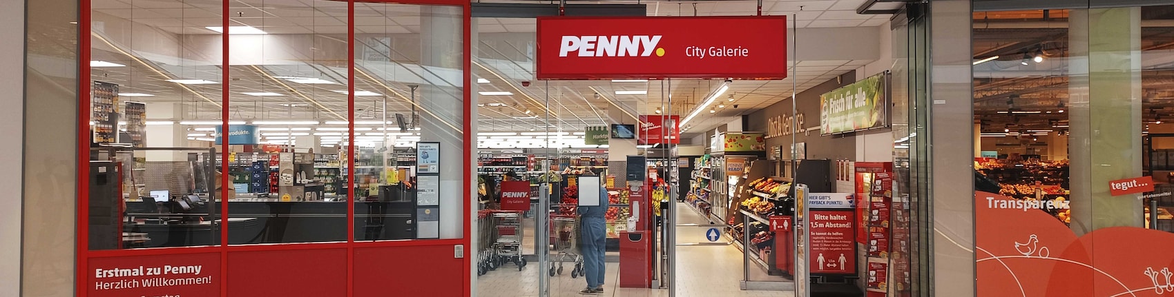 Sie sehen den Eingang vom Penny Markt in Giessen, Galerie Neustädter Tor/ Neustadt 28