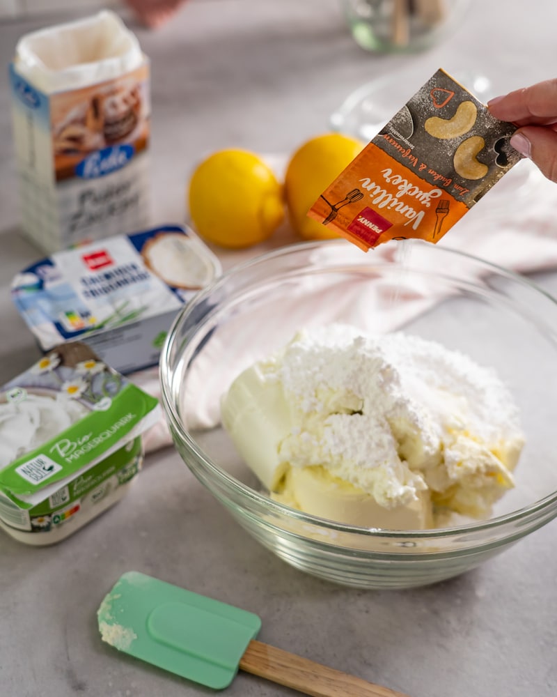 Dieses Bild zeigt wie die Kuchencreme gerührt wird.
