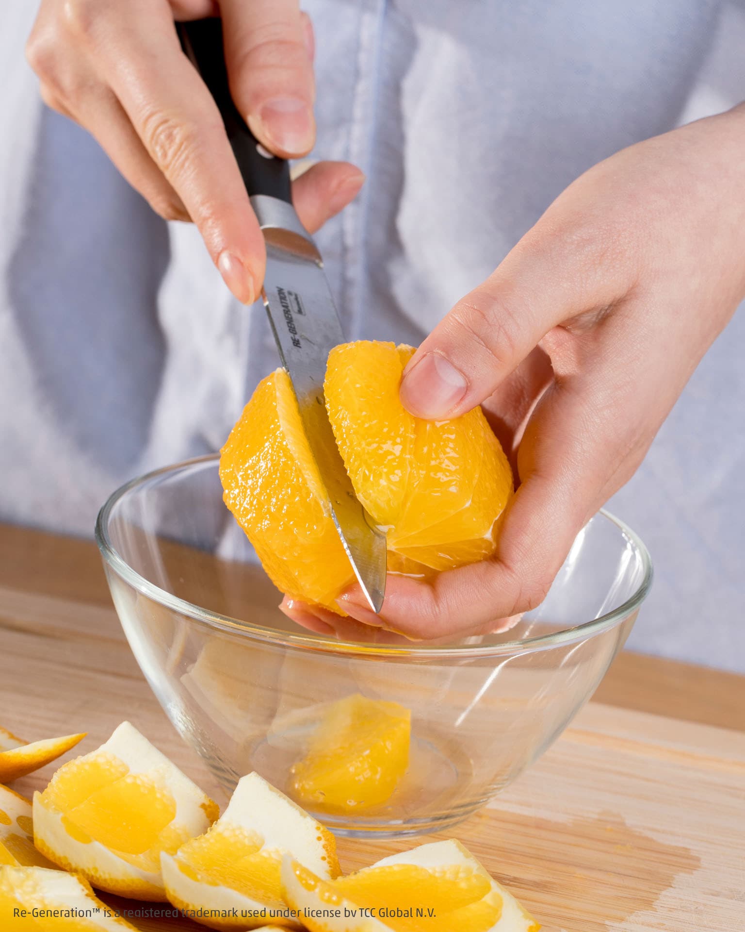 Dieses Bild zeigt wie eine Orange filetiert wird.