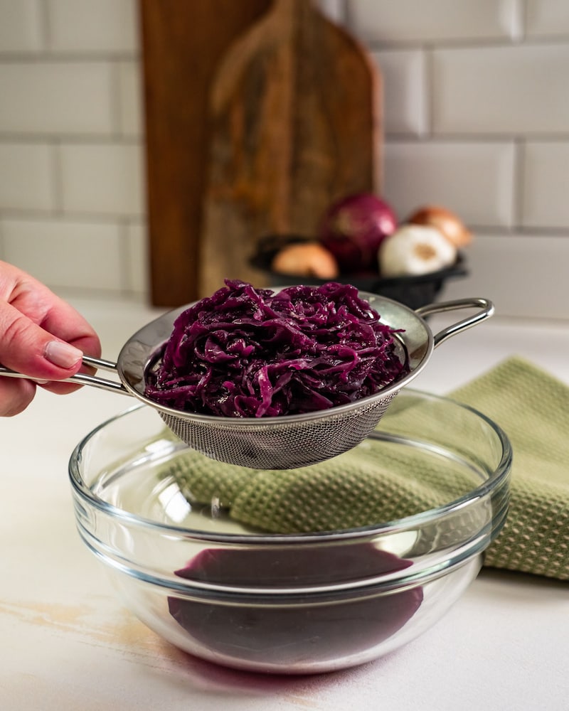 Dieses Bild zeigt wie Rotkohl abgetropft wird.