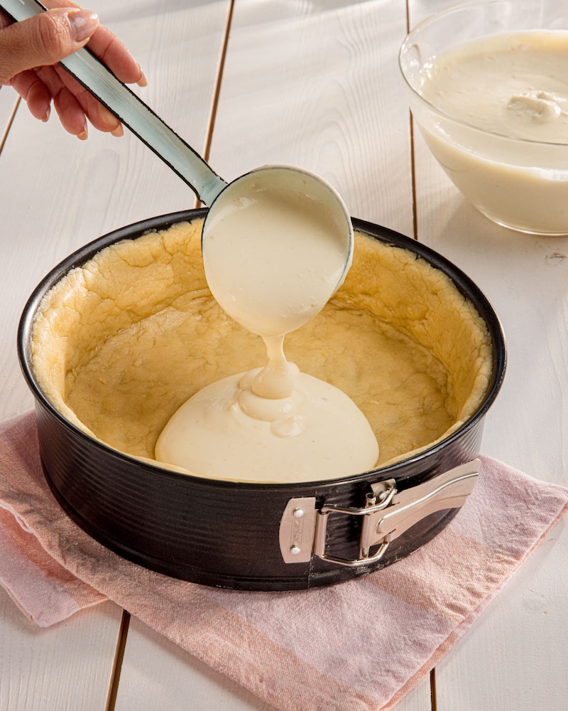 Dieses Bild zeigt wie die Creme in den Kuchen gegeben wird.