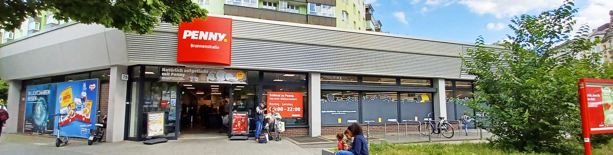 Sie sehen den Eingang vom Penny Markt in Berlin Brunnenstraße 75
