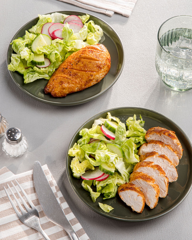 Dieses Bild zeigt die fertige Hähnchenbrust in der Heißluftfritteuse