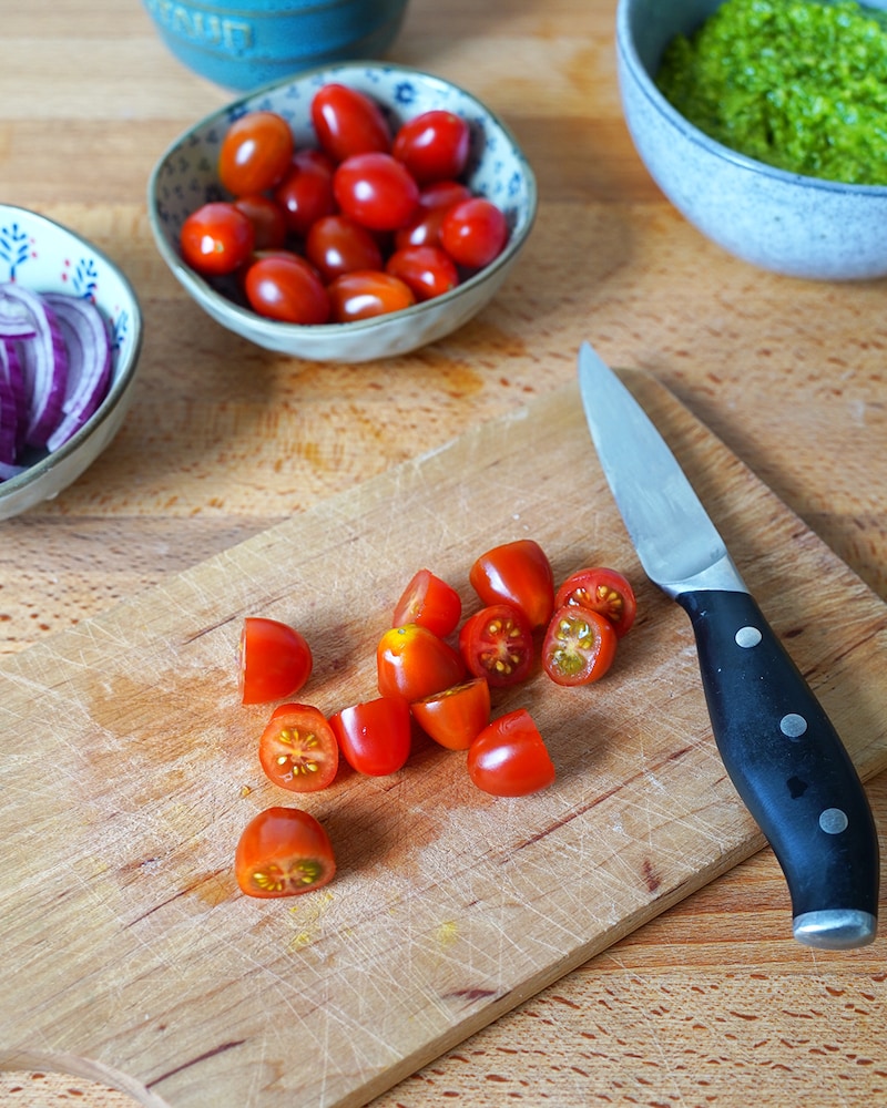 Dieses Bild zeigt wie Kirschtomaten geschnitten werden.