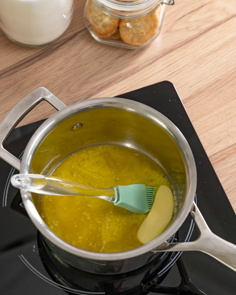 Zimtschnecken-Kuchen mit Blaubeersauce