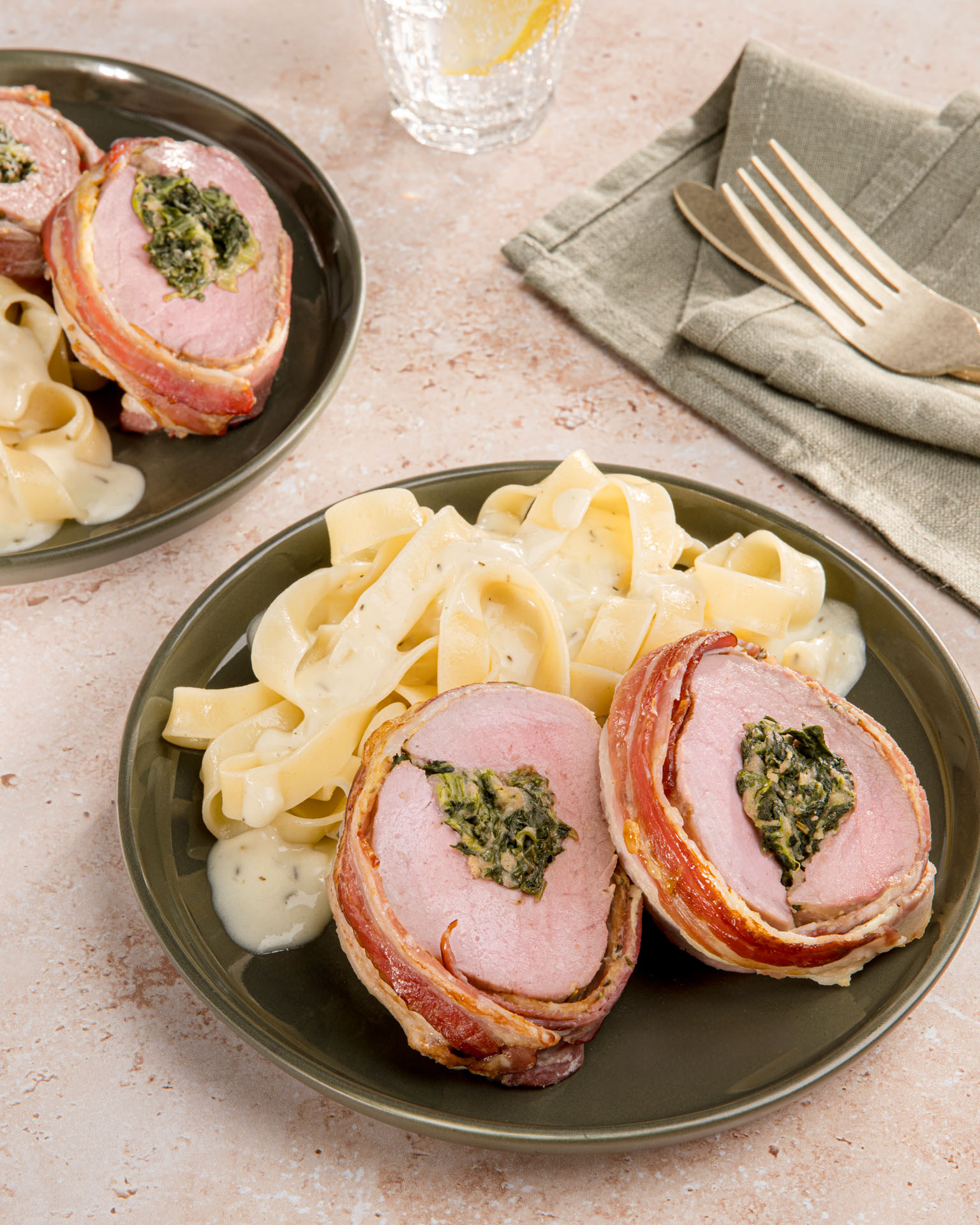 Gefülltes Schweinefilet im Speckmantel – Rezept für den Backofen ohne ...