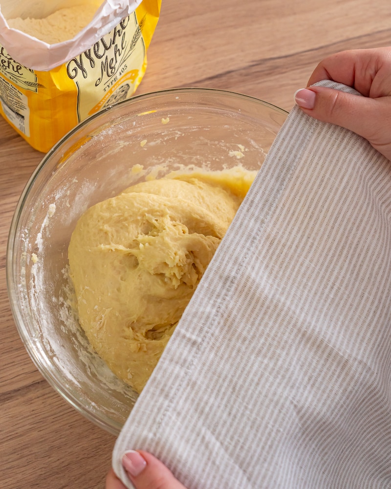 Zimtschnecken-Kuchen mit Blaubeersauce