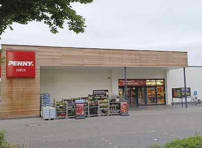 Sie sehen den Eingang vom Penny Markt in Jülich Berliner Str. 1