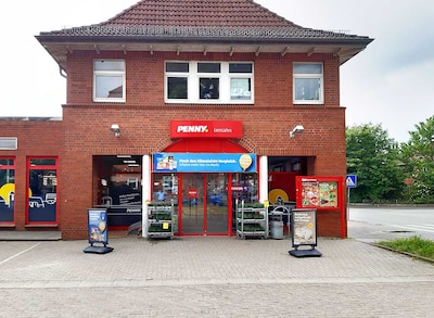 Sie sehen den Eingang vom Penny Markt in Lensahn Baederstr. 11