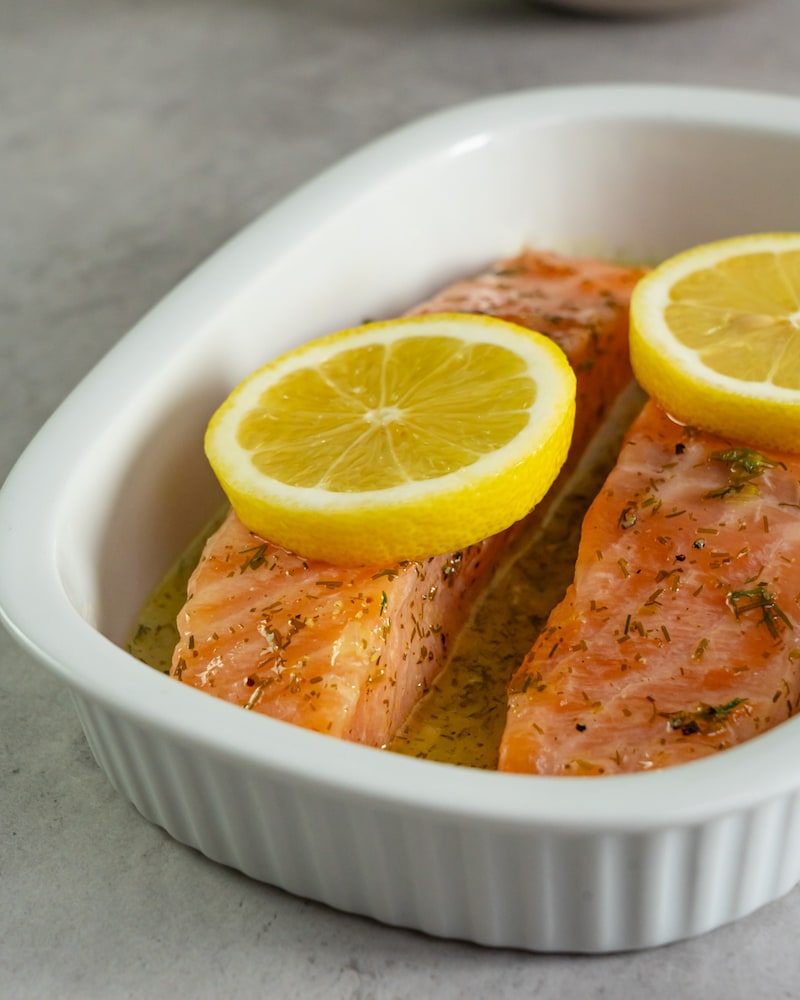 Dieses Bild zeigt gewürzten Lachs mit Zitrone oben drauf.