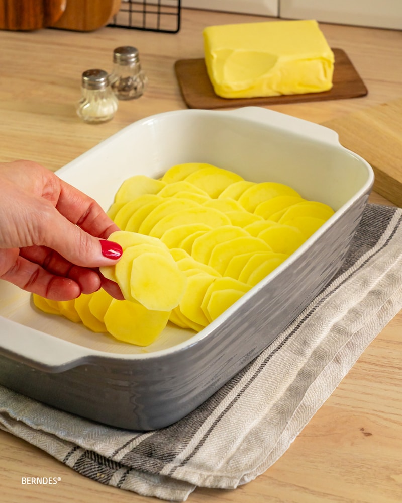 Auf diesem Bild siehst du wie die Kartoffeln geschichtet werden.