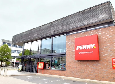 sie sehen den Eingang vom Penny Markt in Schwerin Friedrich-Engels-Str. 1-2
