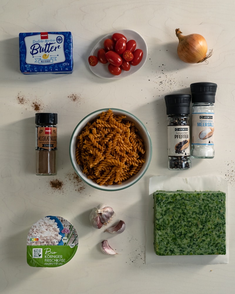 Auf diesem Bild siehst du alle Zutaten für unsere Kicherbersennudeln mit Spinatsoße.