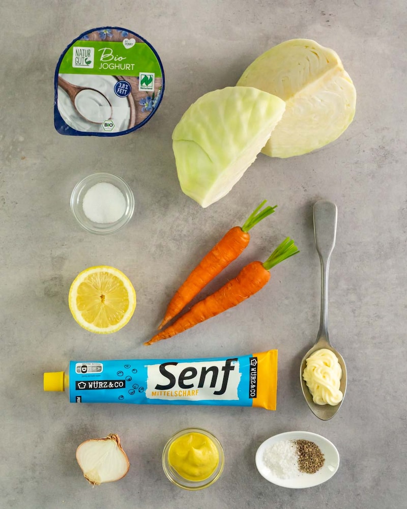 Dieses Bild zeigt die Zutaten für das Coleslaw.