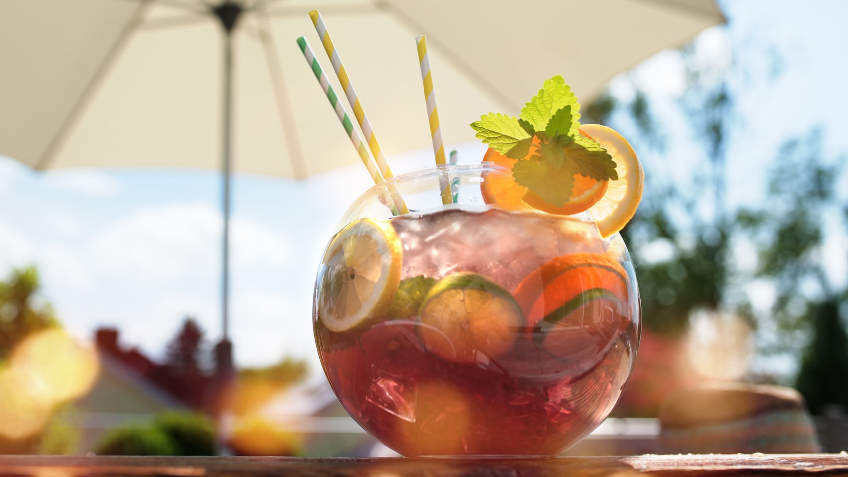 Rundes Glas mit sommerlichem Getränk mit Zitronen