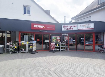 Sie sehen den Eingang vom Penny Markt in Schwabhausen Muenchener Str. 24