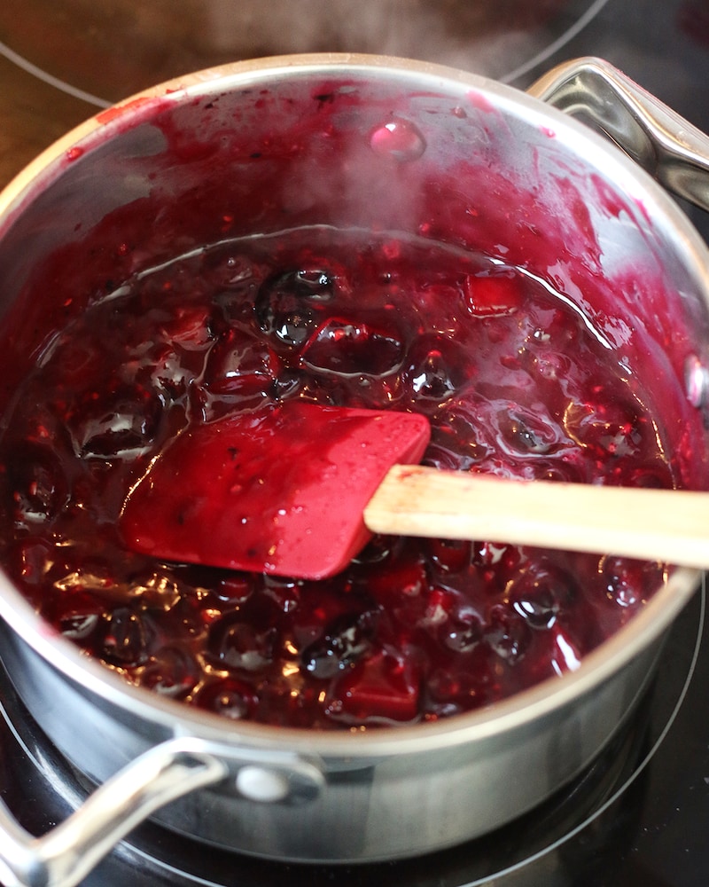 Auf diesem Bild siehst du heiße Beeren in einem Topf.