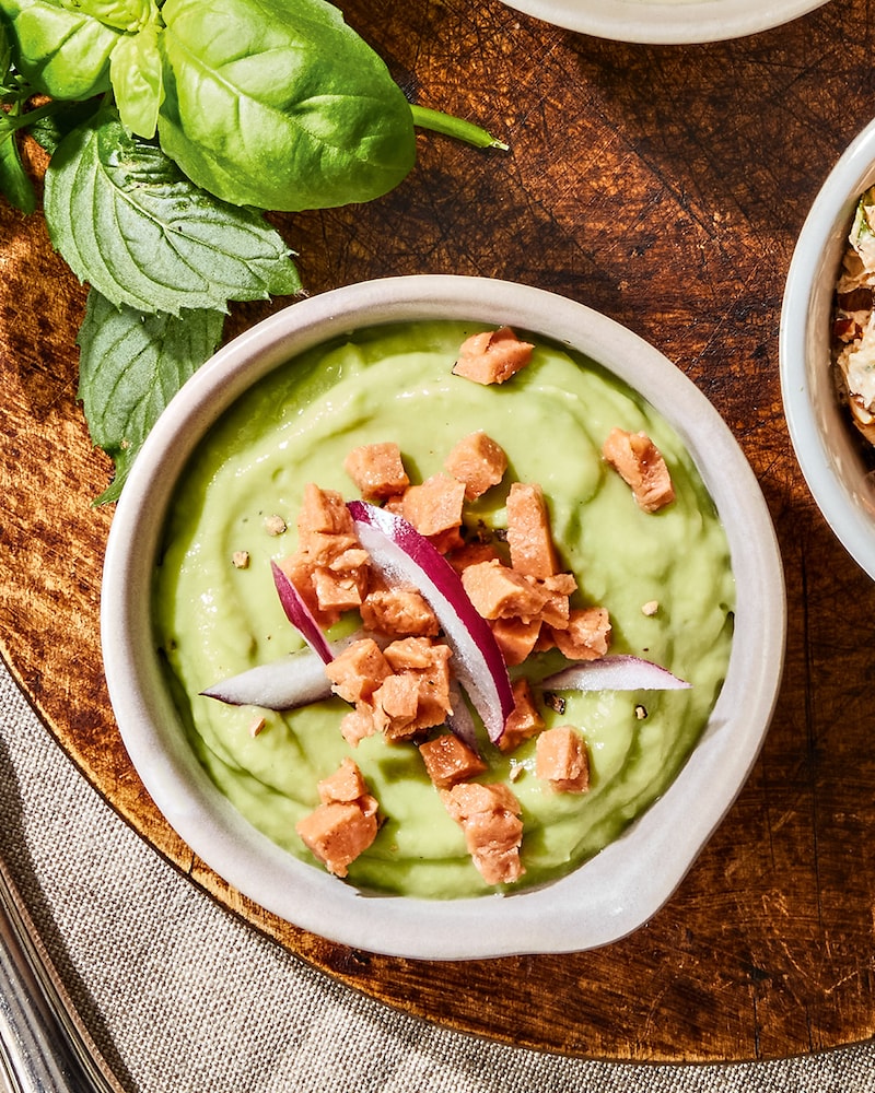 Cremiger Avocado Dip mit veganem Knusper-Bacon