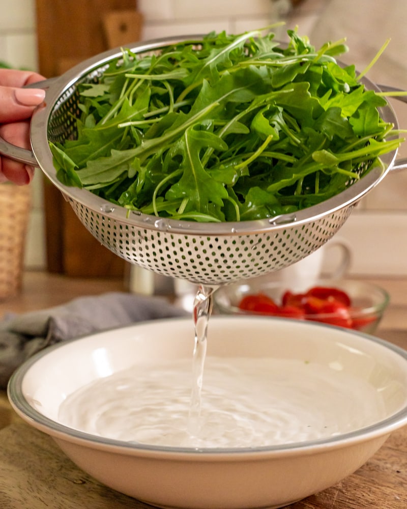Das Bild zeigt gewaschenen Rucola.