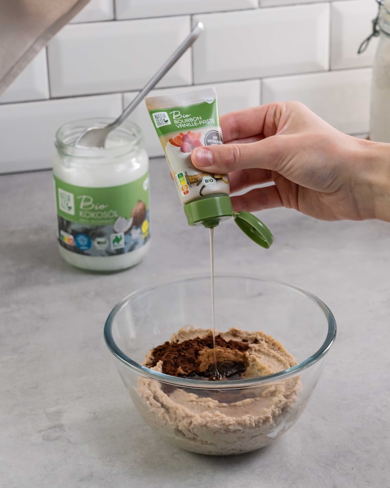 Dieses Bild zeigt wie die Vanillepaste zugegeben wird.