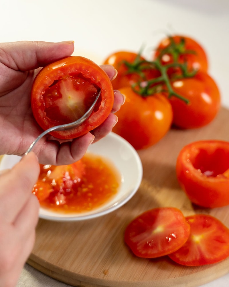 Dieses Bild zeigt wie Tomaten ausgehüllt werden.