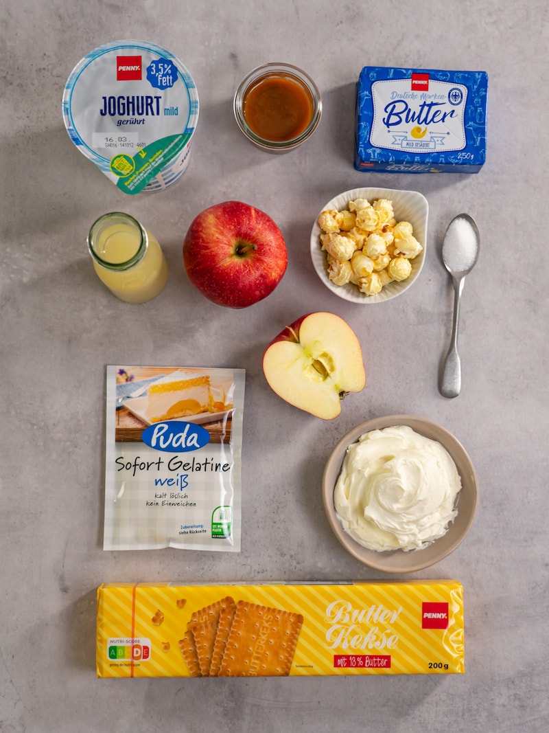 Dieses Bild zeigt alle Zutaten für unsere Apfel-Butterkaramell-Torte.
