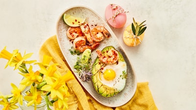 Gebackene Avocado mit Ei und Garnelen