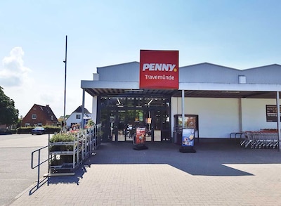 Sie sehen den Eingang vom Penny Markt in Luebeck/Travemuende Gneversdorfer Weg 24