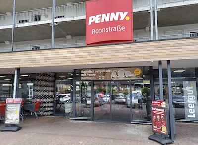 Sie sehen den Eingang vom Penny Markt Bocholt Roonstr. 2-10