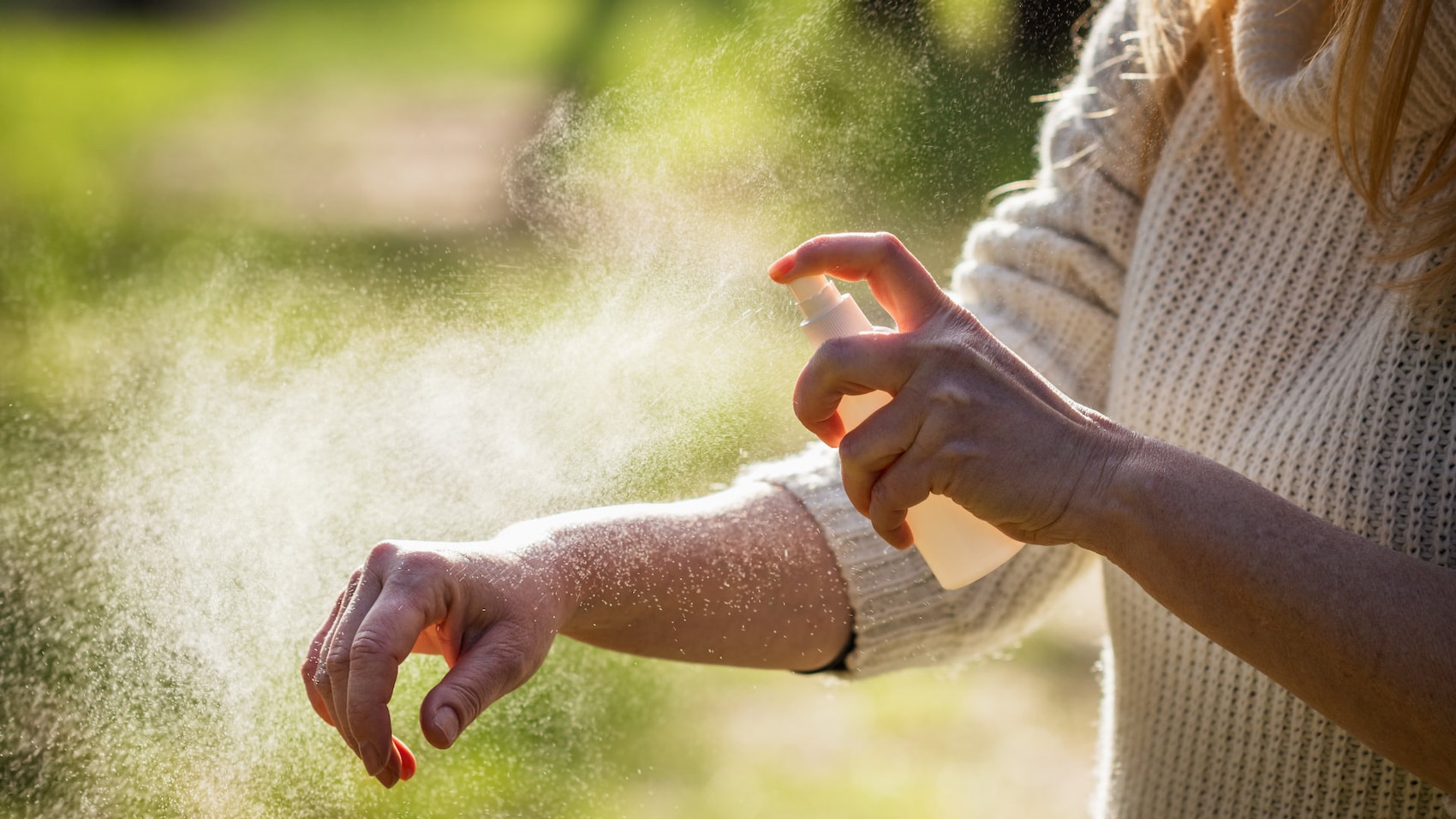 Frau mit Insektenspray